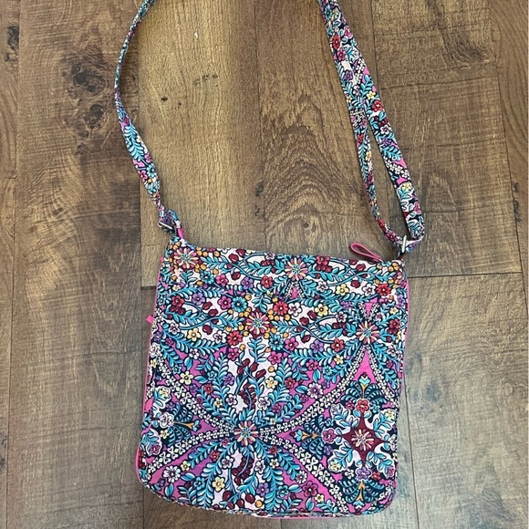 Vera Bradley Handbags - Vera Bradley women’s kaleidoscope crossbody purse bag zip closure pockets